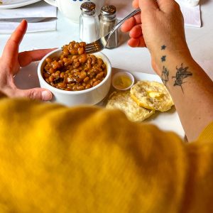 Fèves au lard et biscuit chaud