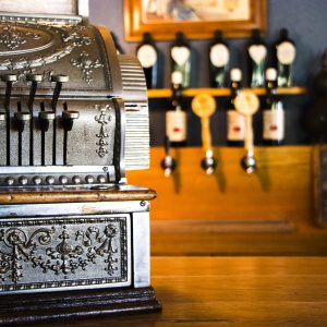 Bienvenue au bar de l’Hôtel Château Albert!